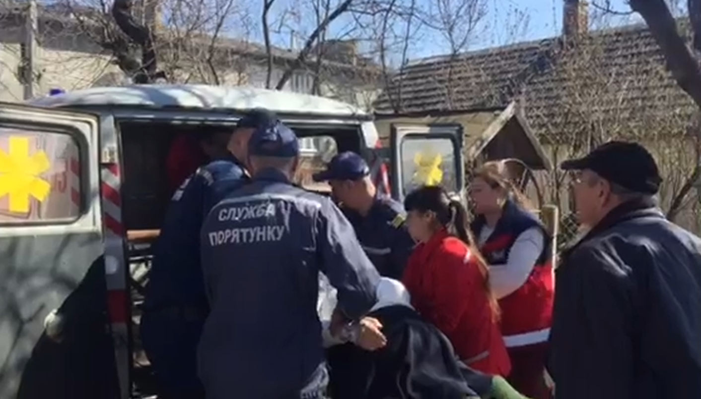 Прикарпатські рятувальники транспортували важкохвору жінку до карети "швидкої"