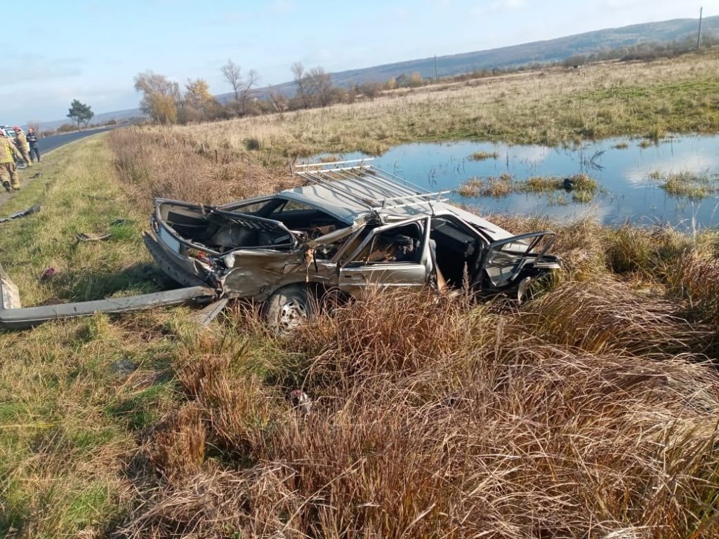 На Прикарпатті в жахливій автотрощі легковиків загинули двоє людей ФОТО