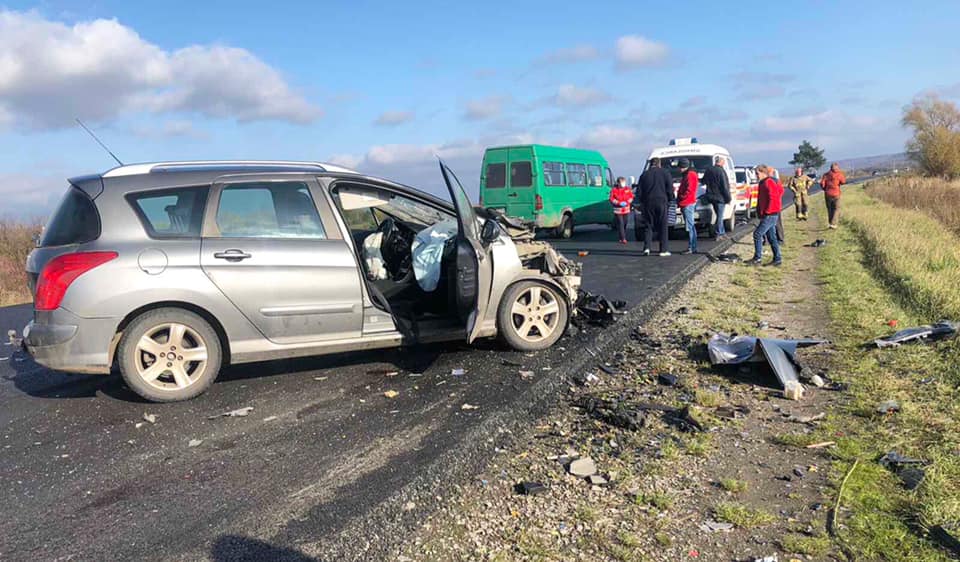 Двоє загиблих, вщент розтрощені авто та порушення ПДР - деталі моторошної аварії на Прикарпатті ФОТО