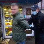 У франківському магазині правоохоронці затримали п'яного чоловіка зі зброєю