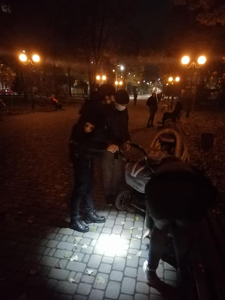 У Привокзальному сквері знайшли п'яну жінку без свідомості з немовлям у колясці поруч ФОТО