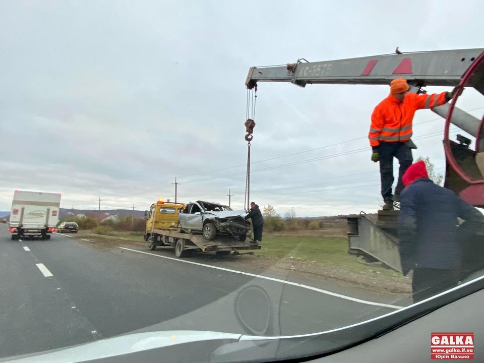 На Прикарпатті п'яний водій не впорався з керуванням, внаслідок чого "Опель" з’їхав з дороги і перекинувся ФОТО