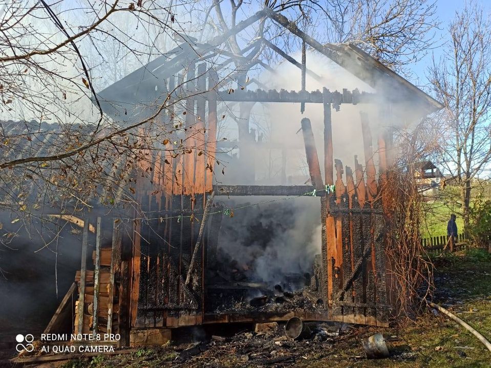 На Косівщині горіла дерв'яна господарська будівля