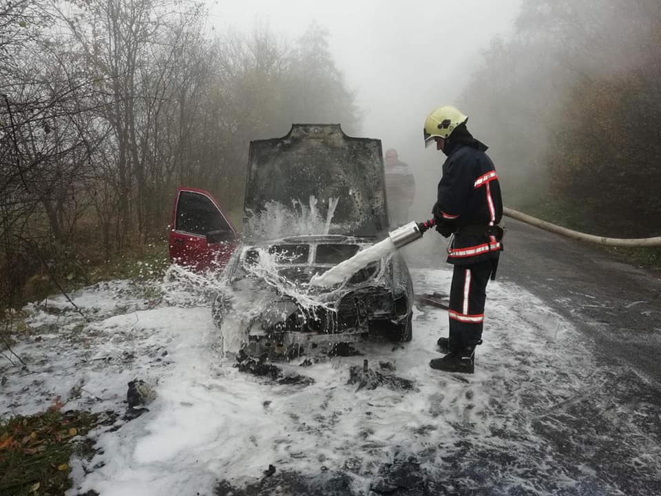 На Франківщині горів легковик