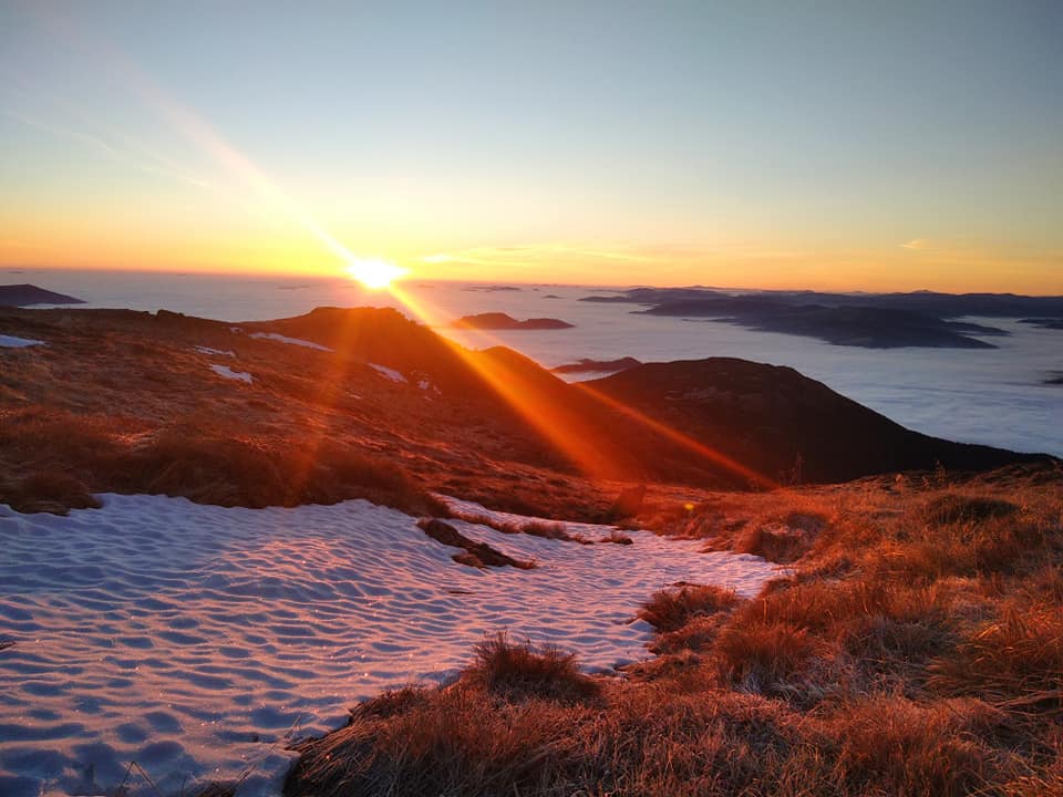 Мережу підкорюють неймовірні фото світанку над вкритою снігом Чорногорою