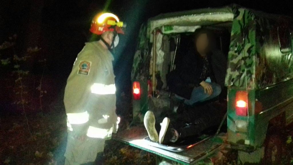 На Прикарпатті 19-річний хлопець під час збирання грибів зірвався зі скелі та впав у яр