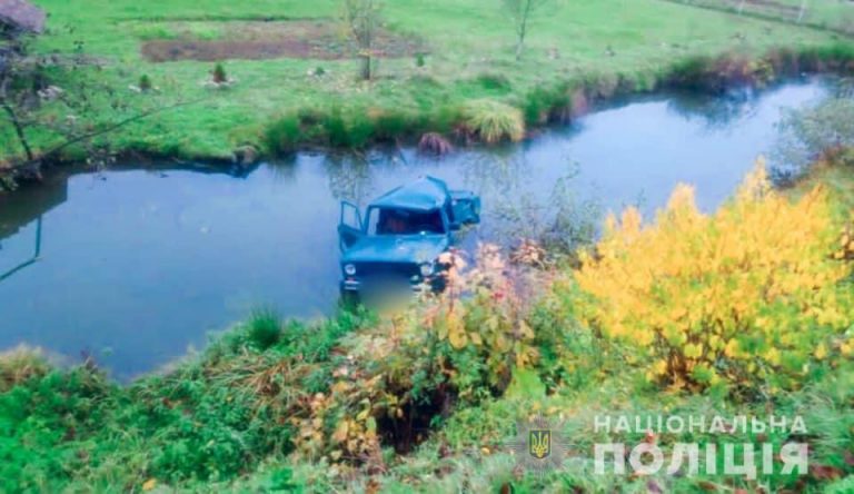 17-річний пасажир загинув на місці, ще двоє - в лікарні: деталі жахливої ДТП на Прикарпатті, де авто злетіло у ставок ФОТО