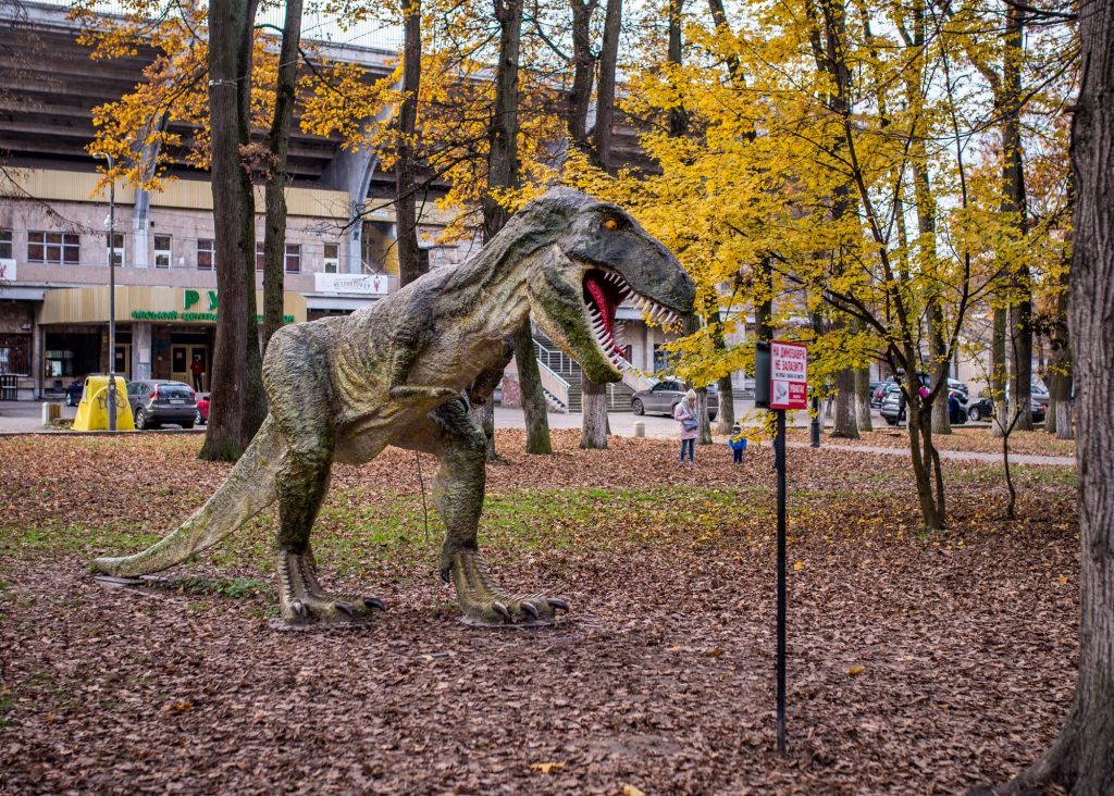У міському парку вандали знову познущались з динозавра - вибили зуби та відірвали лапу