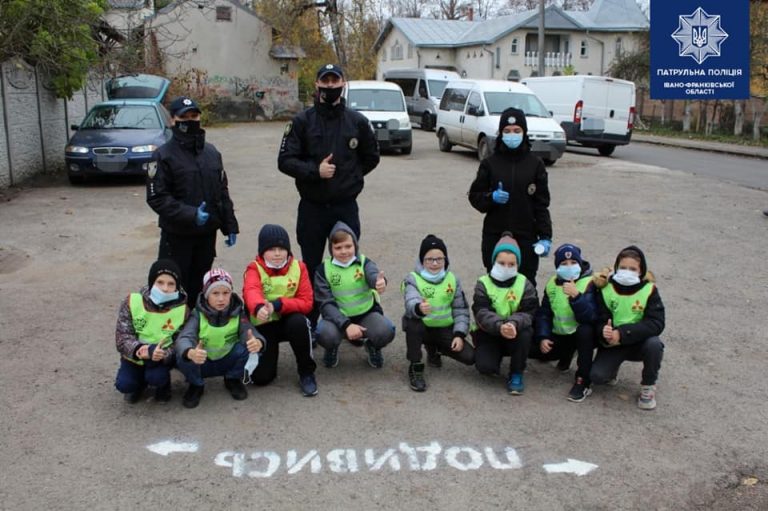 Франківські патрульні допомагають школярам дбати про власну безпеку ФОТО