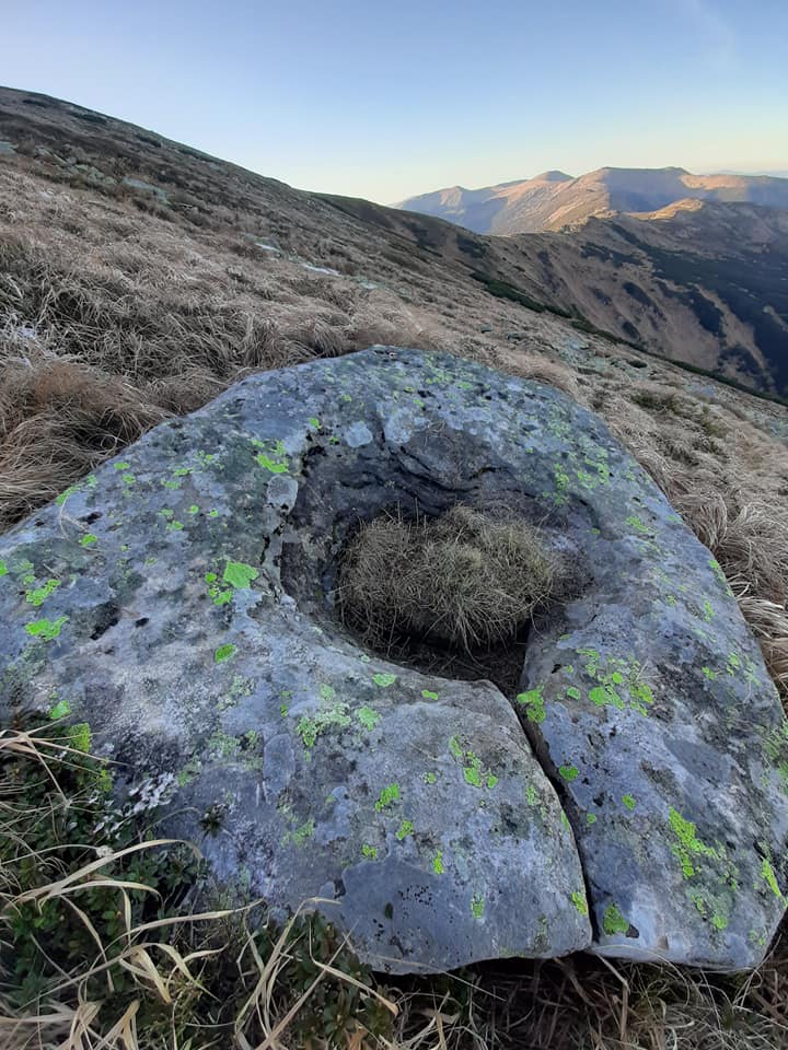 На схилах Чорногори натрапили на таємничий камінь ФОТО