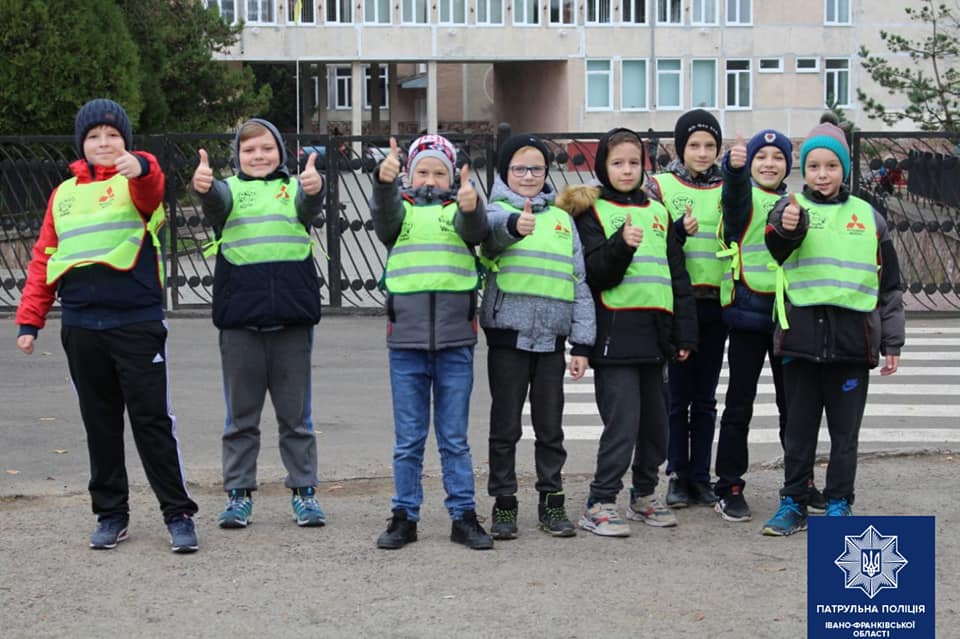 Франківські патрульні допомагають школярам дбати про власну безпеку ФОТО