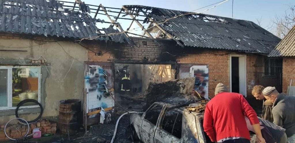У Снятинському районі вогнем знищено гараж з автомобілем ФОТО