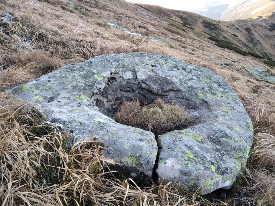 На схилах Чорногори натрапили на таємничий камінь ФОТО