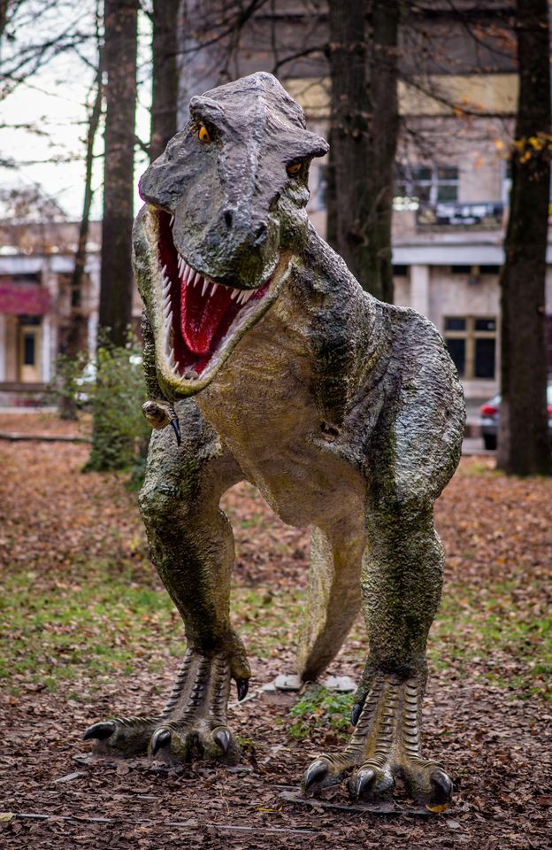 У міському парку вандали знову познущались з динозавра - вибили зуби та відірвали лапу