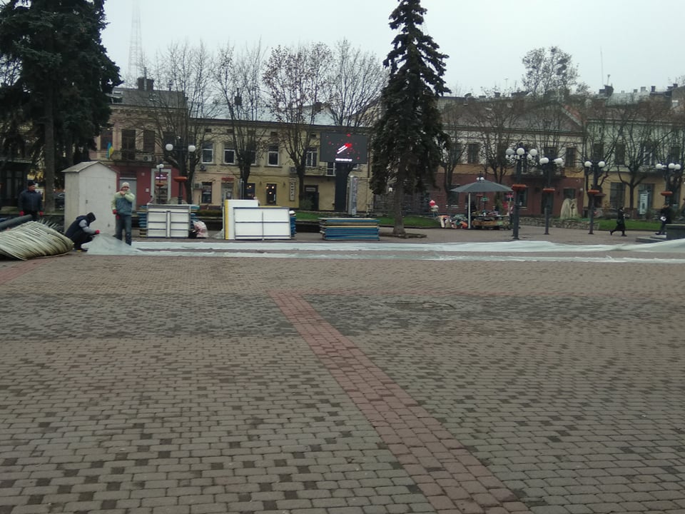 У середмісті Франківська почали монтувати льодяну ковзанку ФОТОРЕПОРТАЖ