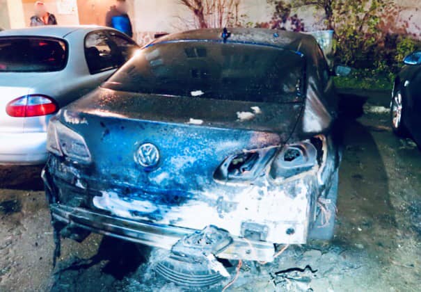 Вночі у Калуші невідомі підпалили «Volkswagen» - вогонь пошкодив і розміщені поряд авто ФОТО