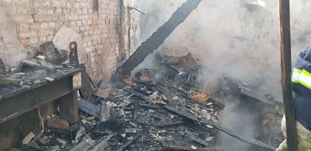 У Снятинському районі вогнем знищено гараж з автомобілем ФОТО
