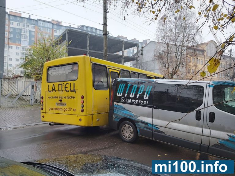 На Коновальця ДТП за участі маршрутки - рух ускладнено ФОТО