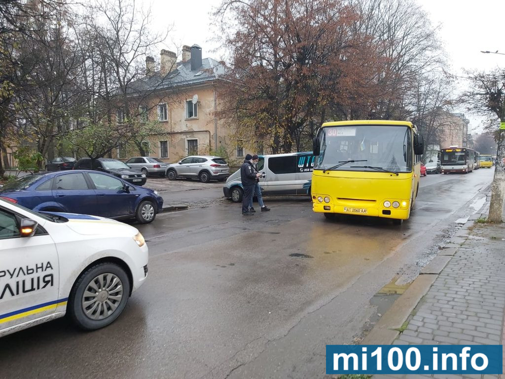 На Коновальця ДТП за участі маршрутки - рух ускладнено ФОТО