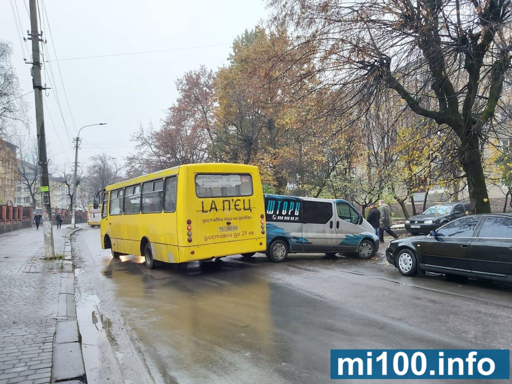 На Коновальця ДТП за участі маршрутки - рух ускладнено ФОТО