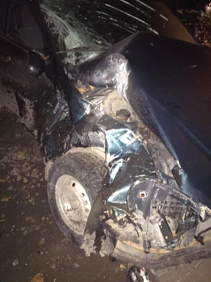 На Прикарпатті жахлива ДТП: від сильного удару одне з авто врізалось в дерево й на нього впав бетонний стовп ФОТО