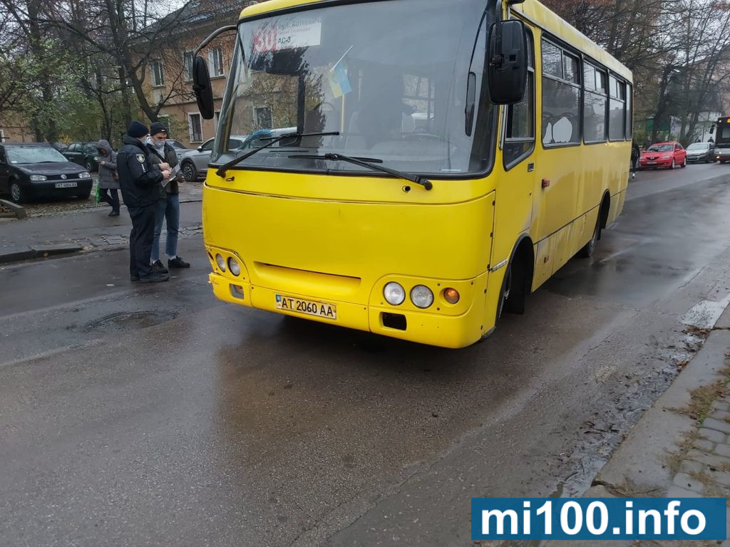 На Коновальця ДТП за участі маршрутки - рух ускладнено ФОТО