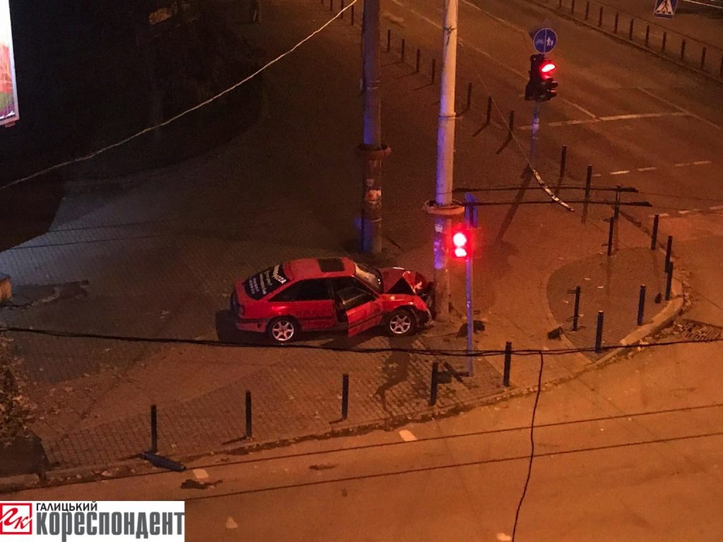 У Франківську 21-річний водій не впорався з керуванням та в’їхав в електроопору