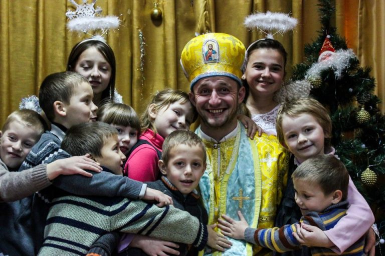 Прикарпатців запрошують долучитися до акції "Святий Миколай іде до сиріт"