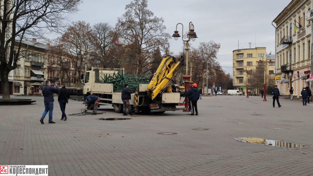 У Франківську розпочали встановлювати головну ялинку ФОТОФАКТ