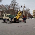 У Франківську розпочали встановлювати головну ялинку ФОТОФАКТ