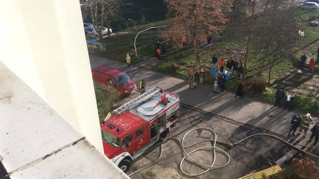 Прикарпатські рятувальники під час пожежі евакуювали 12 людей