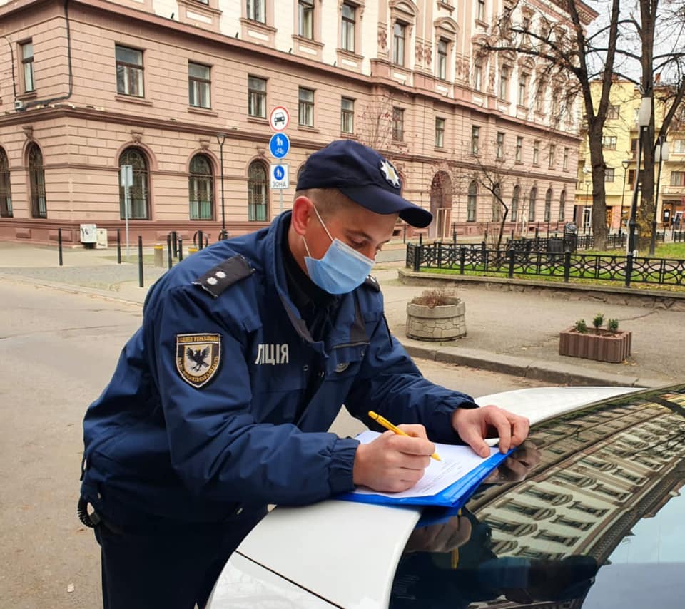 Прикарпатські поліцейські за вихідні дні склали 24 протоколи за порушення карантинних обмежень