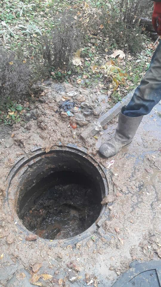 Підземний світ дрантя: франківців просять не викидати в каналізацію побутове сміття ФОТО