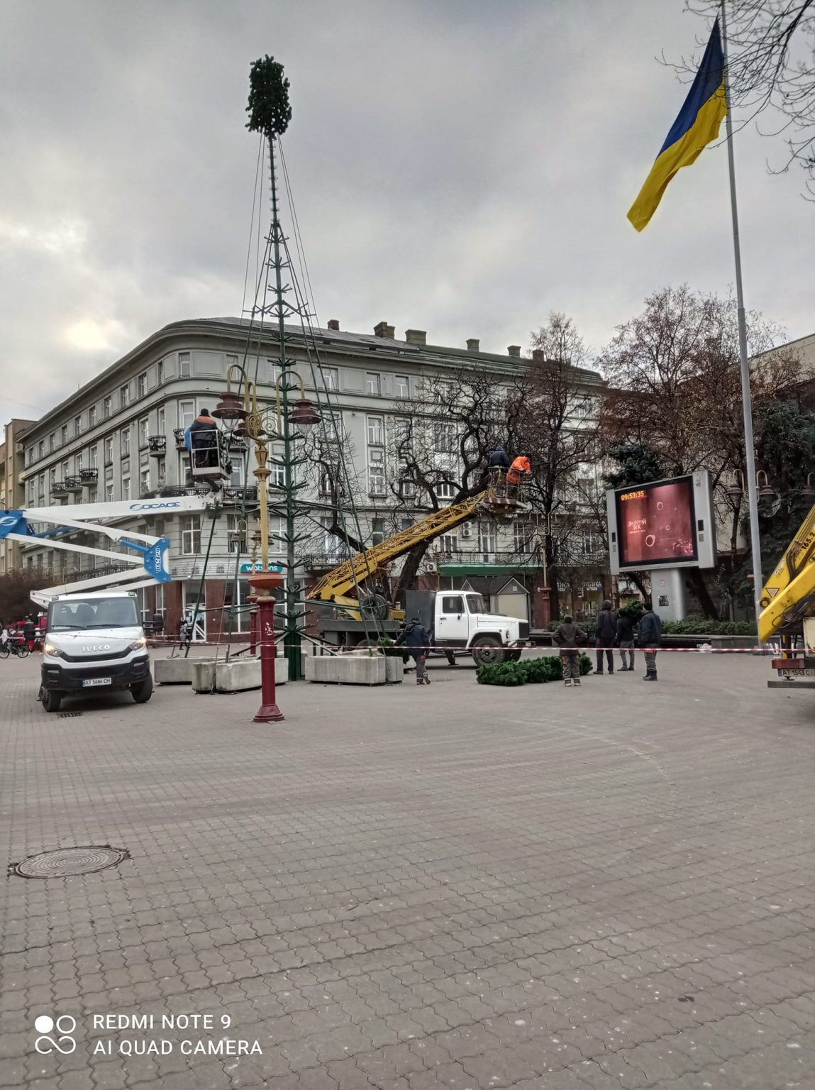 На Вічевому майдані у Франківську встановлюють новорічну ялинку ФОТО