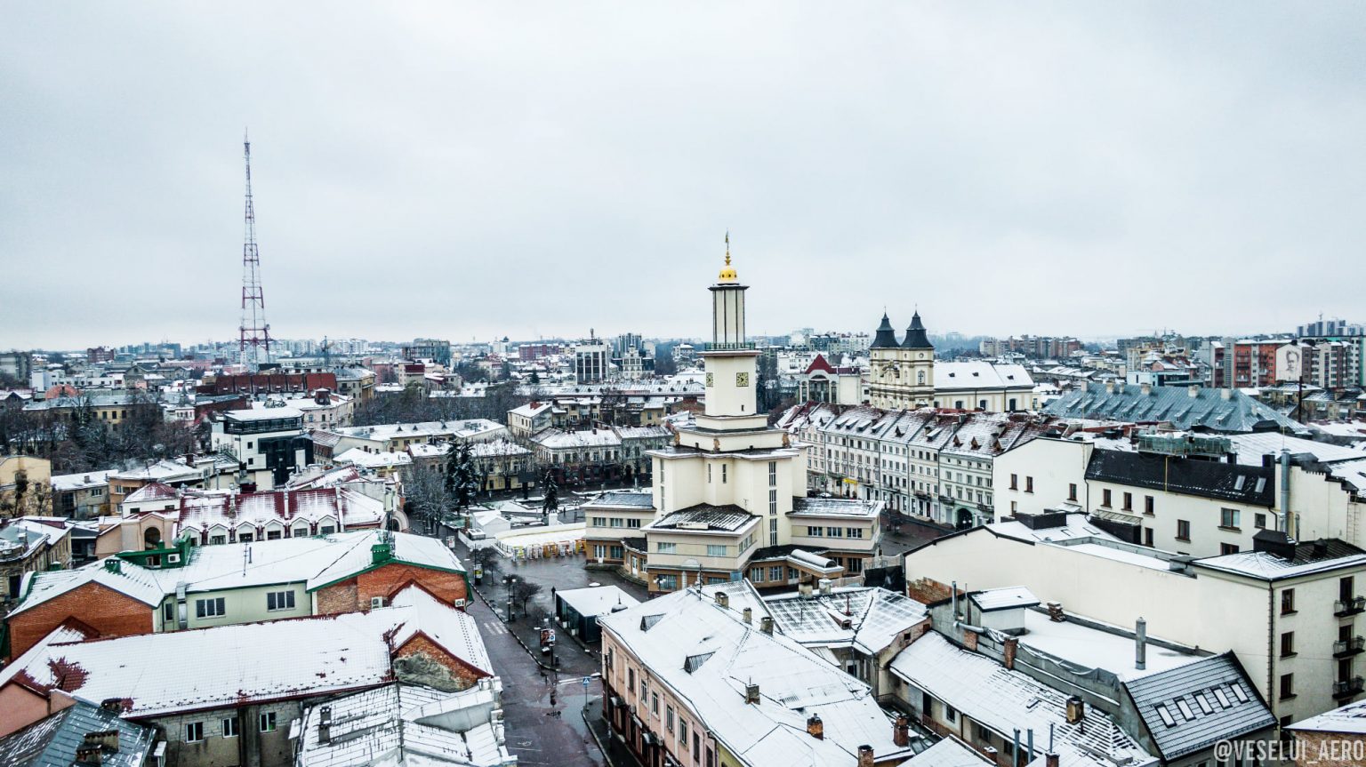 У мережі з'явились казкові світлини вкритого снігом Івано-Франківська з висоти ФОТОРЕПОРТАЖ