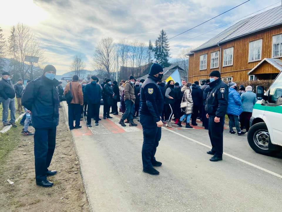 На Косівщині обурені мешканці знову перекрили дорогу