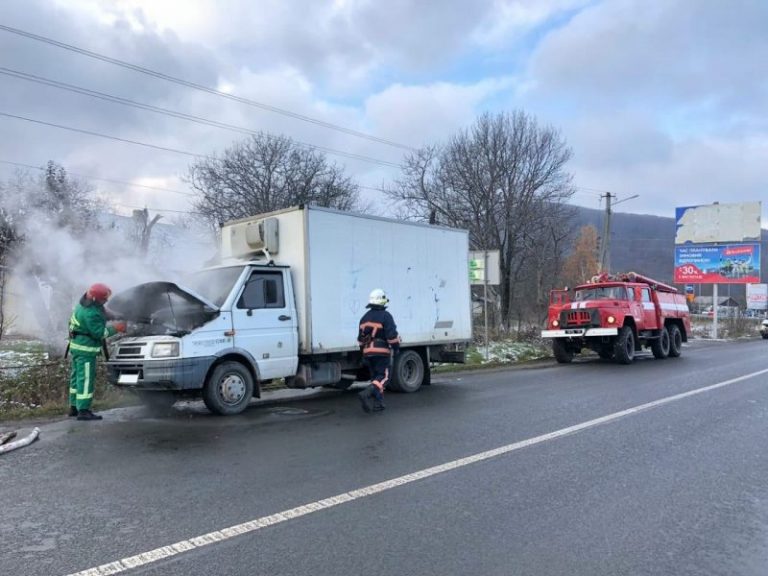 На Прикарпатті посеред дороги загорівся автомобіль