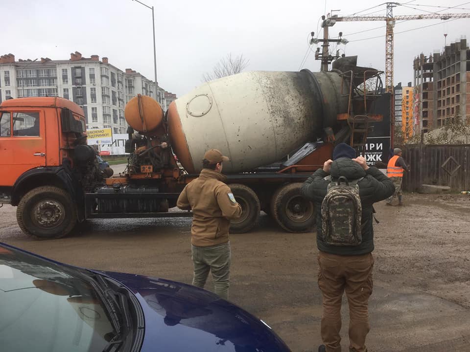 У Франківську муніципали склали протоколи на будвельників, які засмітили дороги брудом