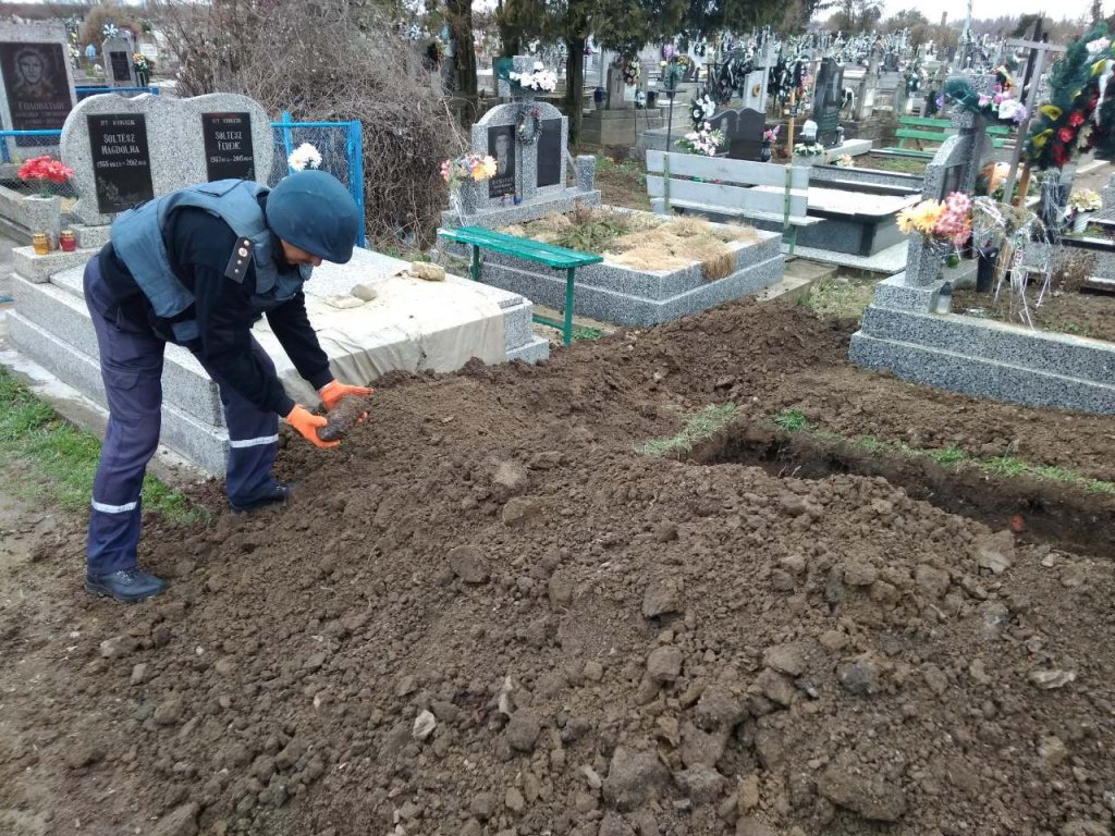 На кладовищі у Коломийському районі натрапили на небезпечну знахідку