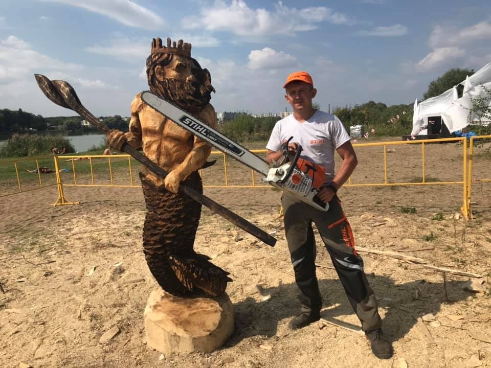 Прикарпатський майстер виробляє вражаючі скульптури із дерева за допомогою бензопили