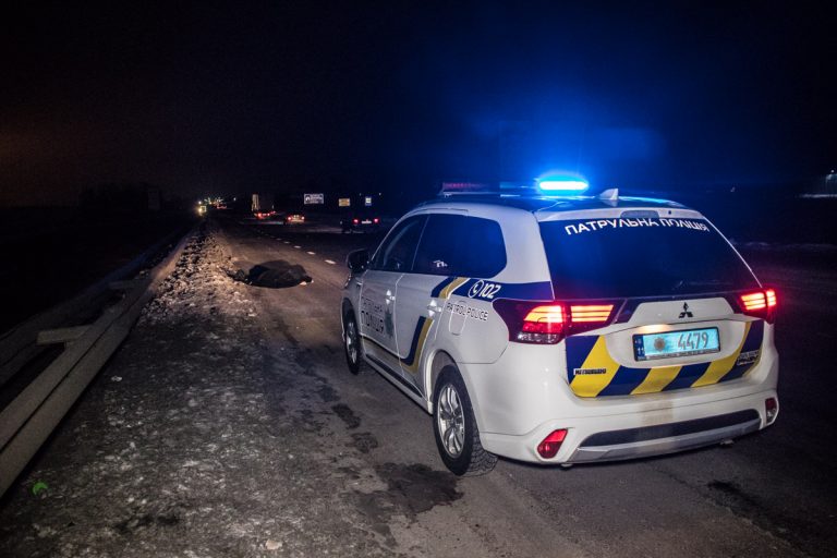 На Прикарпатті у вечірню пору автомобіль збив пенсіонера - потерпілого із тяжкими травмами госпіталізовано