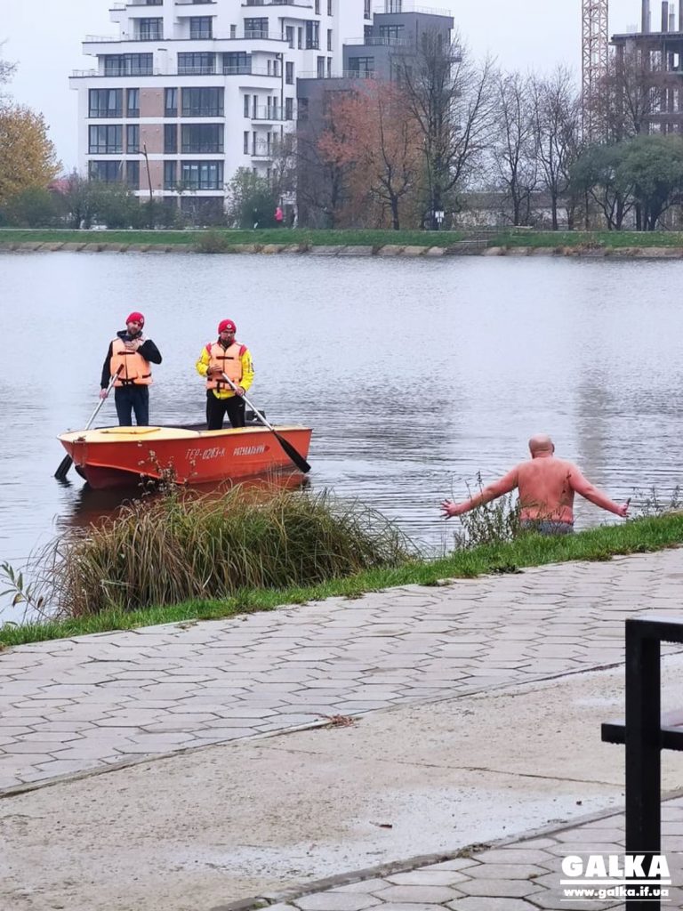 Рятувальники, поліція та швидка - на франківському озері ловили неадекватного чоловіка ФОТО