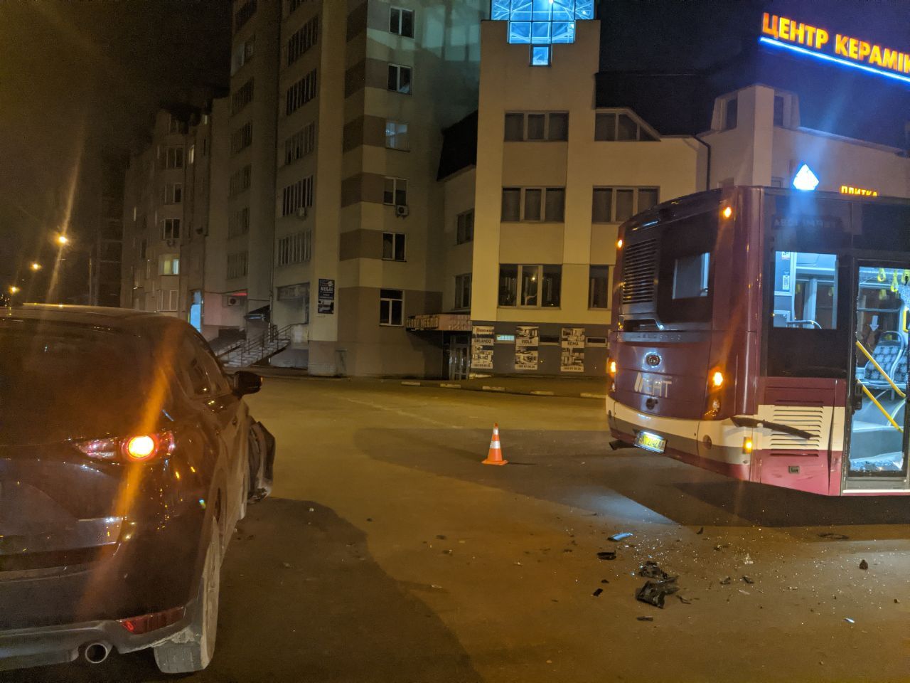 У Франківську “Мазда” врізалася у комунальний автобус