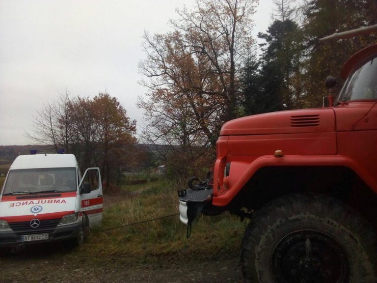 В Івано- Франківській області, швидка допомога, яка поспішала на виклик, застрягла на бездоріжжі