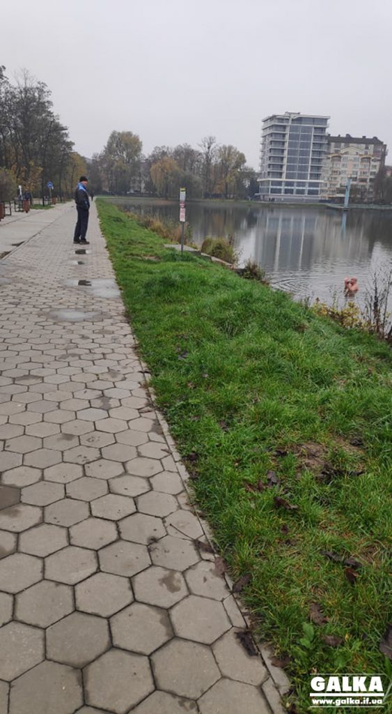 Рятувальники, поліція та швидка - на франківському озері ловили неадекватного чоловіка ФОТО