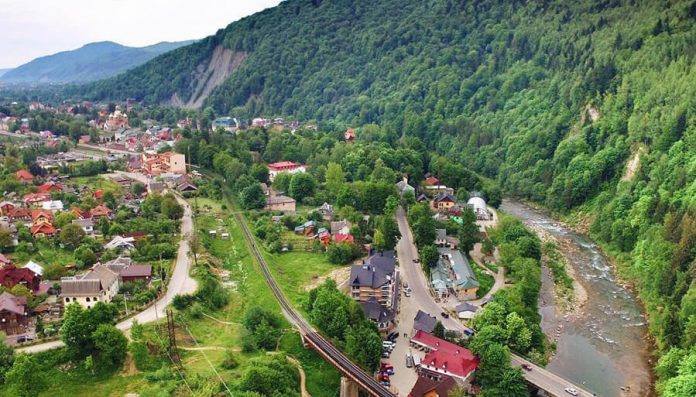 Гори, водоспад та скелі-гіганти: найцікавіші локації Яремче для міні-відпустки