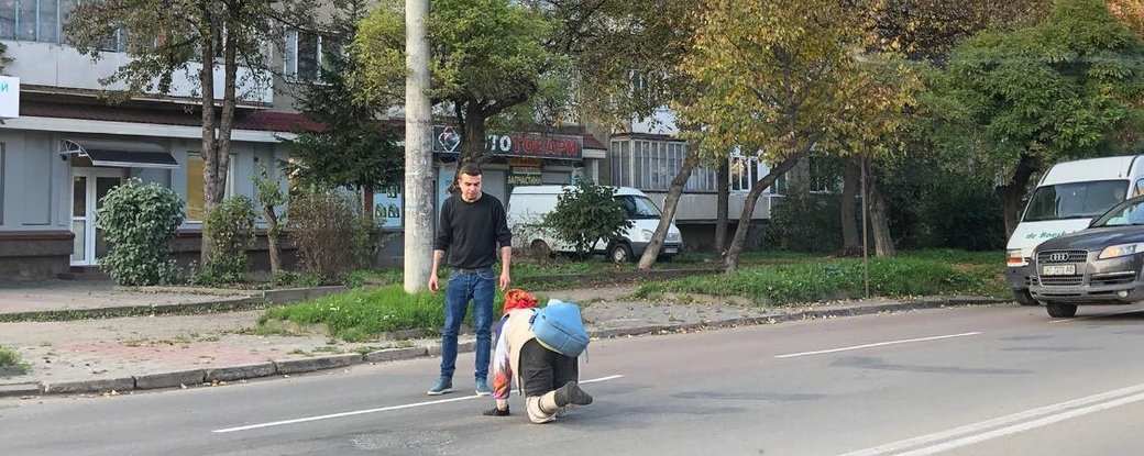 Навколішки за їжею: як у Франківську допомагають самотній бабусі, яка не може ходити ФОТО