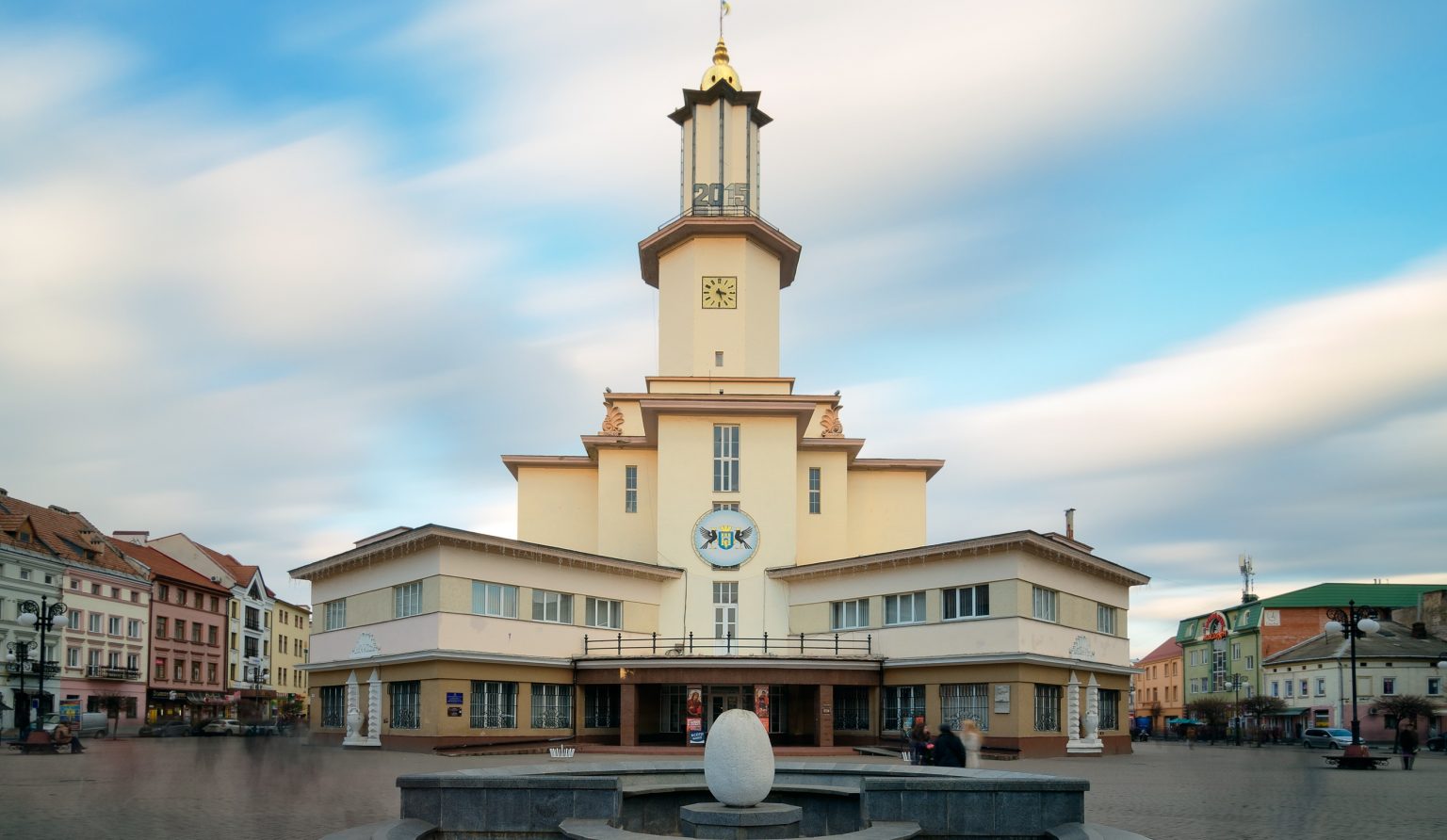 У Франківську стартувала виставка художниць-абстракціоністок