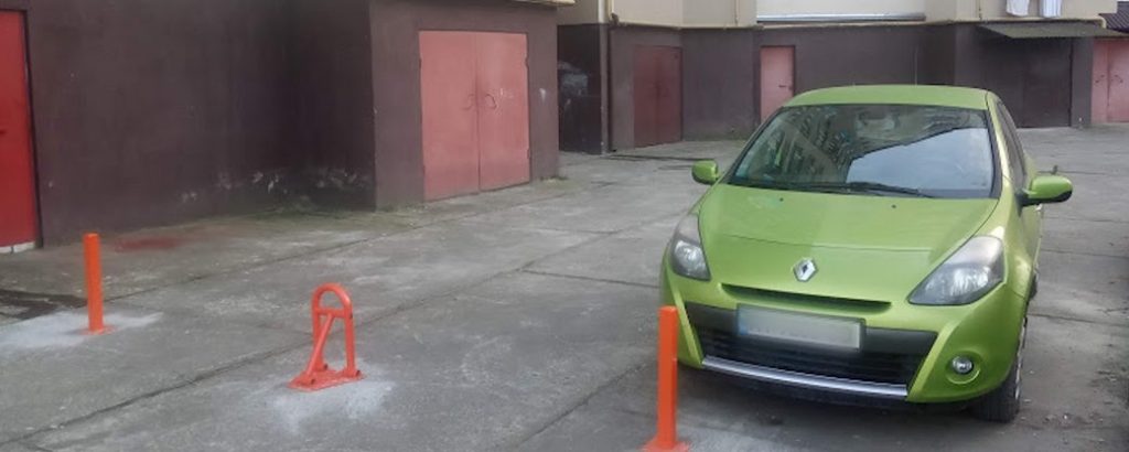 У Франківську люди встановили обмежувачі руху біля свого будинку. Чи законно це та як реагують інші? ФОТО та ВІДЕО