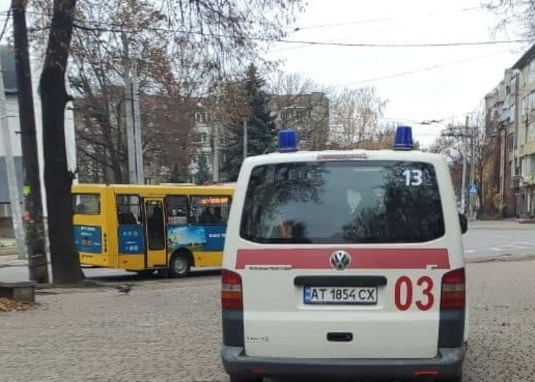 Муніципали виявили у Привокзальному сквері п'яного чоловіка без свідомості ФОТО